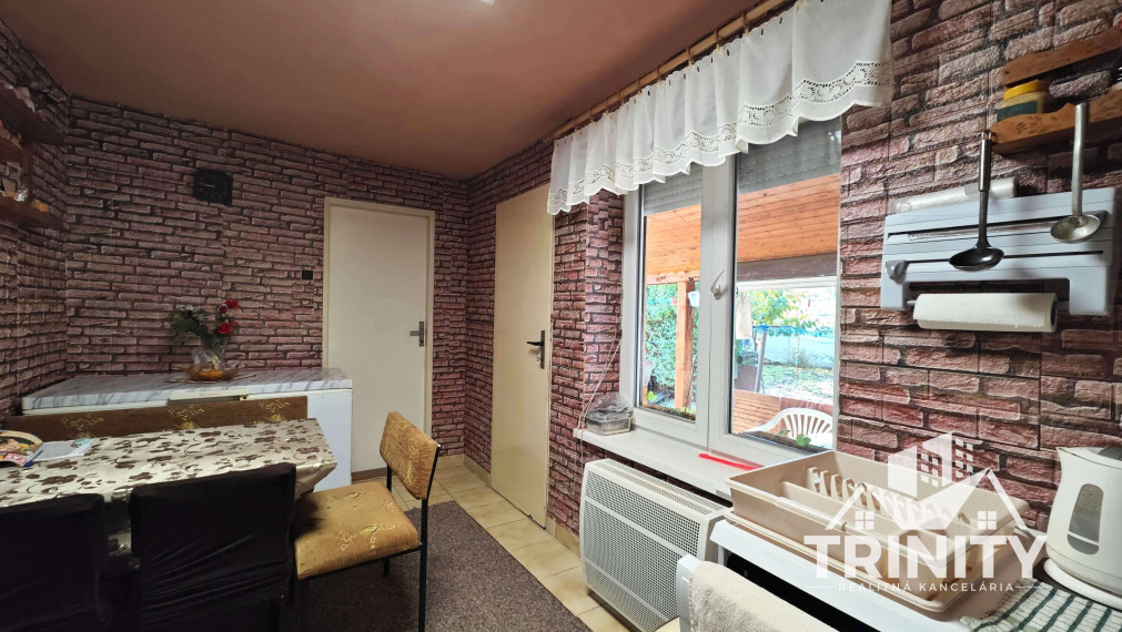 Výhradne - Na predaj tehlový 4-izbový rodinný dom v obci Komjatice