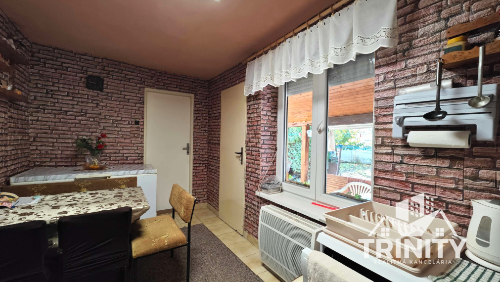 Výhradne - Na predaj tehlový 4-izbový rodinný dom v obci Komjatice