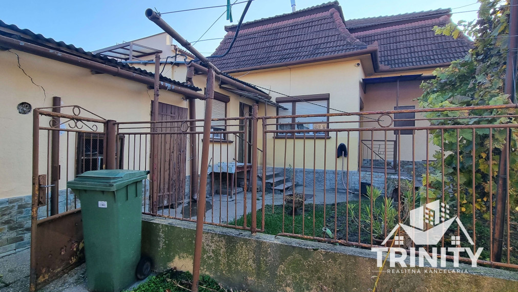 Na predaj rodinný dom s garážou a letnou kuchyňou v meste Kolárovo