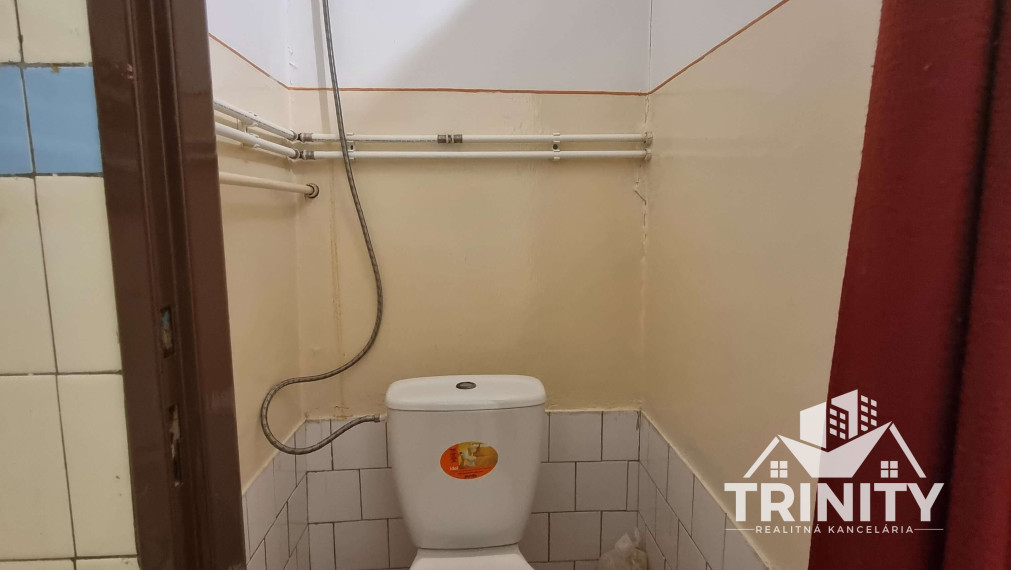 Na predaj rodinný dom s garážou a letnou kuchyňou v meste Kolárovo