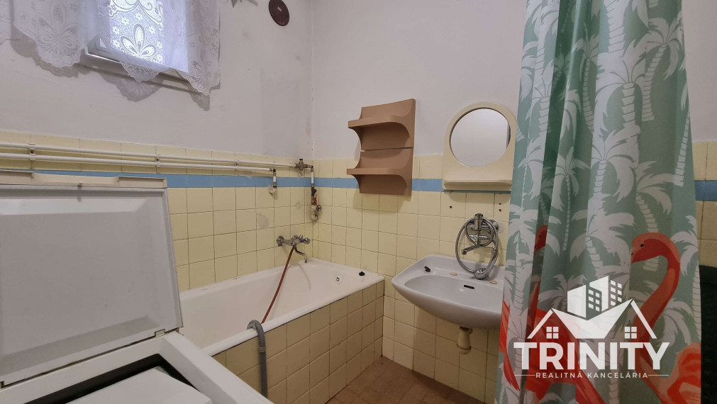 Na predaj rodinný dom s garážou a letnou kuchyňou v meste Kolárovo