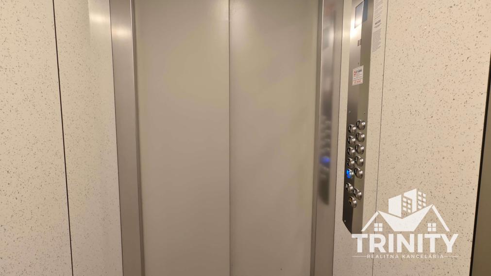 IBA U NÁS - Na predaj 2-izbový byt s balkónom neďaleko centra v Nových Zámkoch