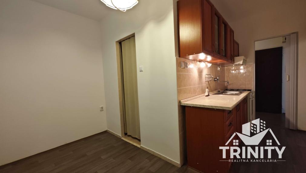 IBA U NÁS - Na predaj 2-izbový byt s balkónom neďaleko centra v Nových Zámkoch