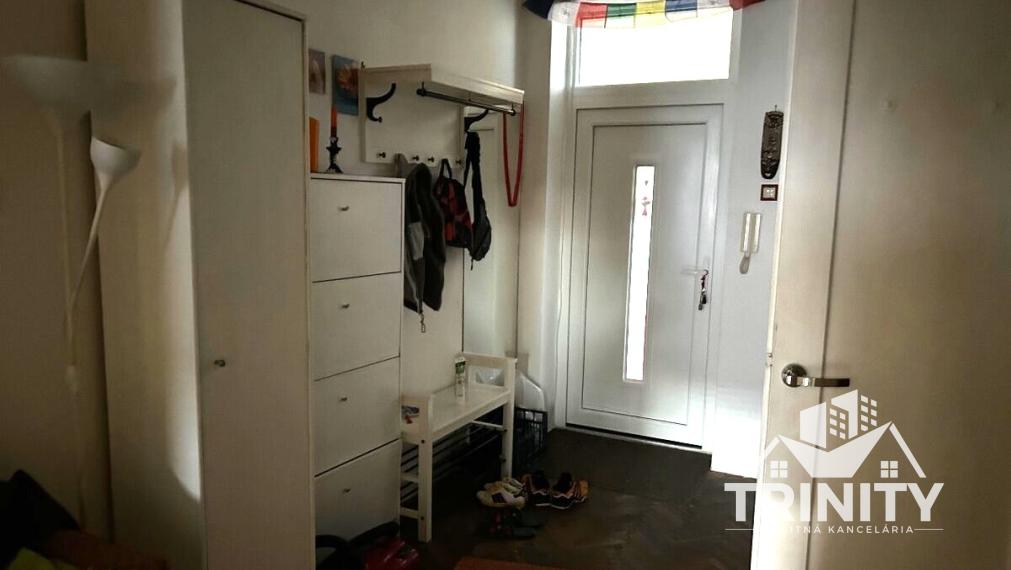 Na prenájom kompletne zariadený veľký 1-izbový byt s balkónom v meste Nové Zámky