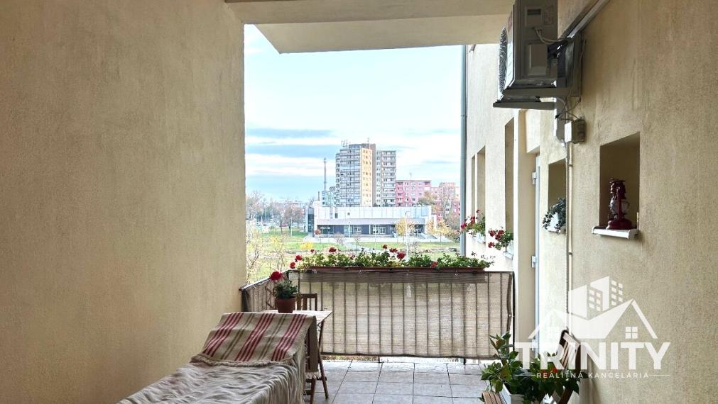 Na prenájom kompletne zariadený veľký 1-izbový byt s balkónom v meste Nové Zámky