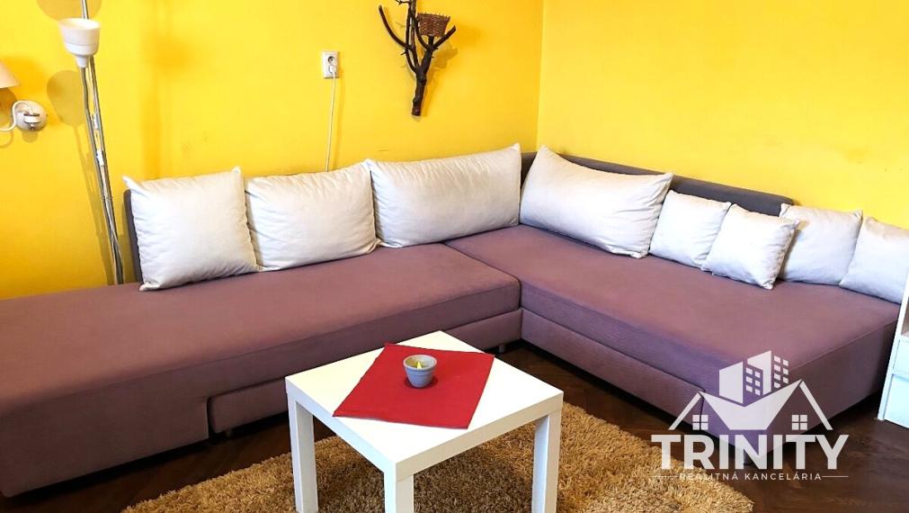 Na prenájom kompletne zariadený veľký 1-izbový byt s balkónom v meste Nové Zámky