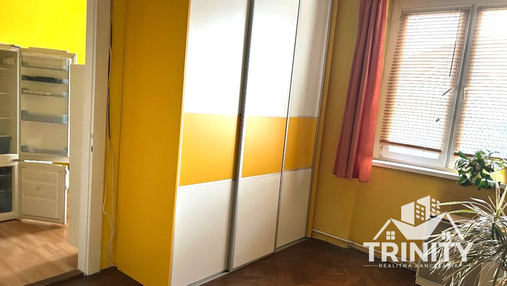 Na prenájom kompletne zariadený veľký 1-izbový byt s balkónom v meste Nové Zámky