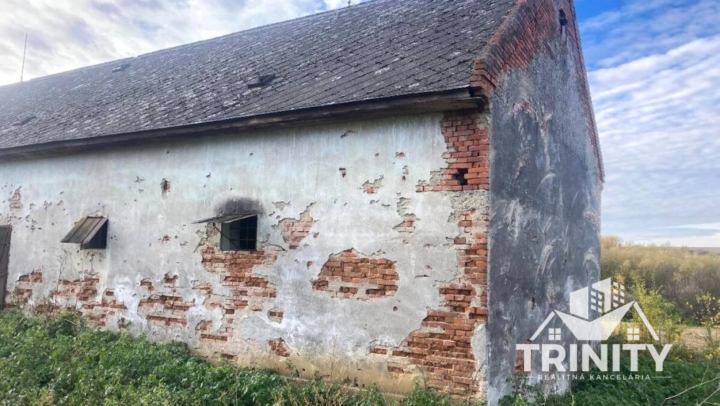 Na predaj orná pôda s hospodárskym skladom pri obci Bardoňovo