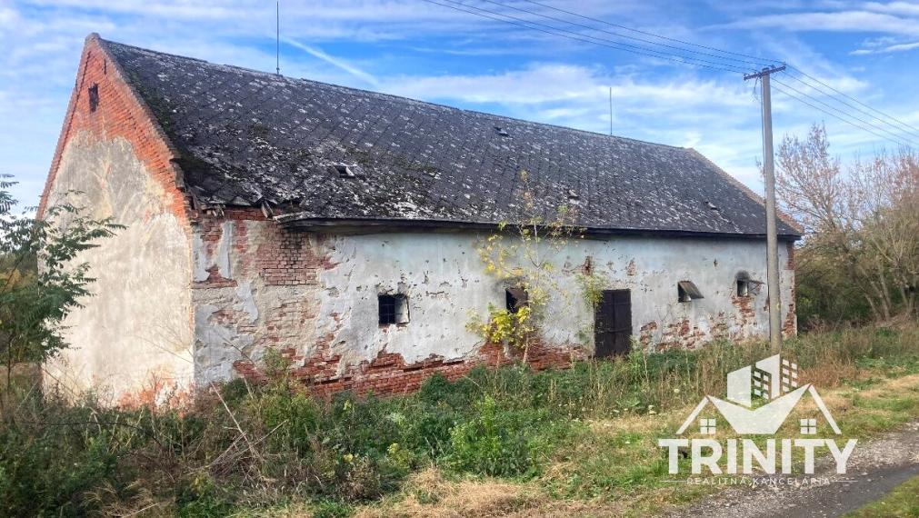 Na predaj orná pôda s hospodárskym skladom pri obci Bardoňovo