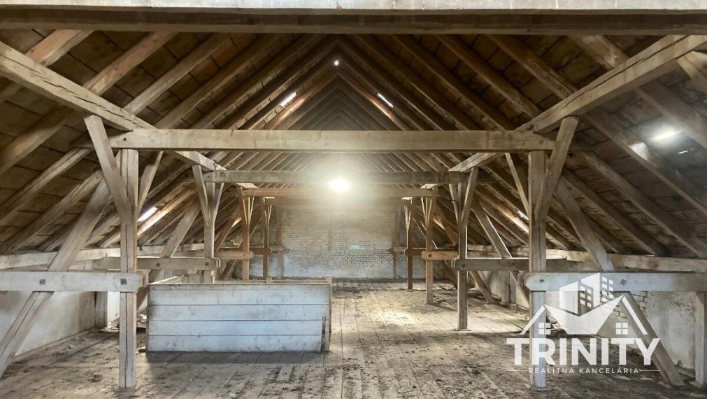 Na predaj orná pôda s hospodárskym skladom pri obci Bardoňovo