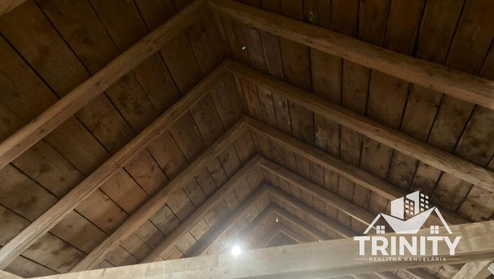 Na predaj orná pôda s hospodárskym skladom pri obci Bardoňovo