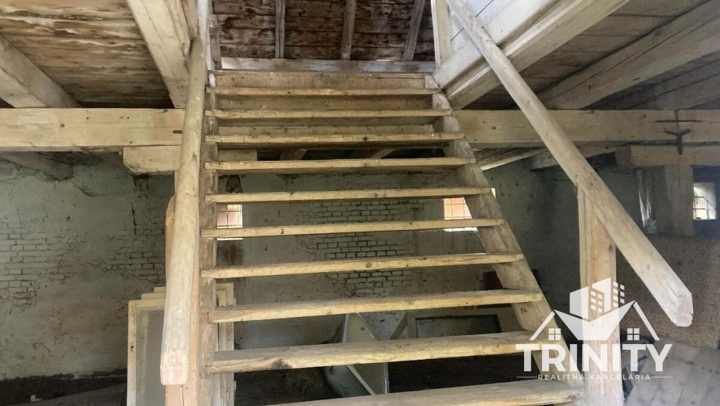 Na predaj orná pôda s hospodárskym skladom pri obci Bardoňovo