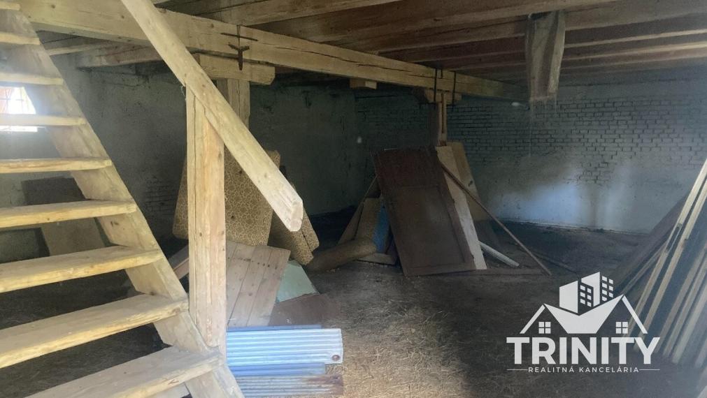 Na predaj orná pôda s hospodárskym skladom pri obci Bardoňovo