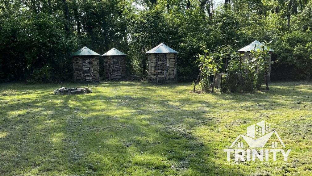 Na predaj pozemky s chatkou medzi mestom Šurany a Palárikovo