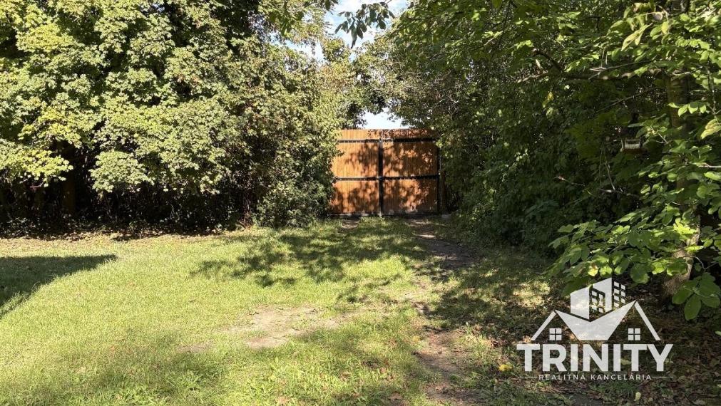 Na predaj pozemky s chatkou medzi mestom Šurany a Palárikovo
