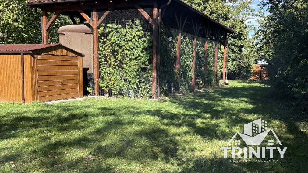 Na predaj pozemky s chatkou medzi mestom Šurany a Palárikovo