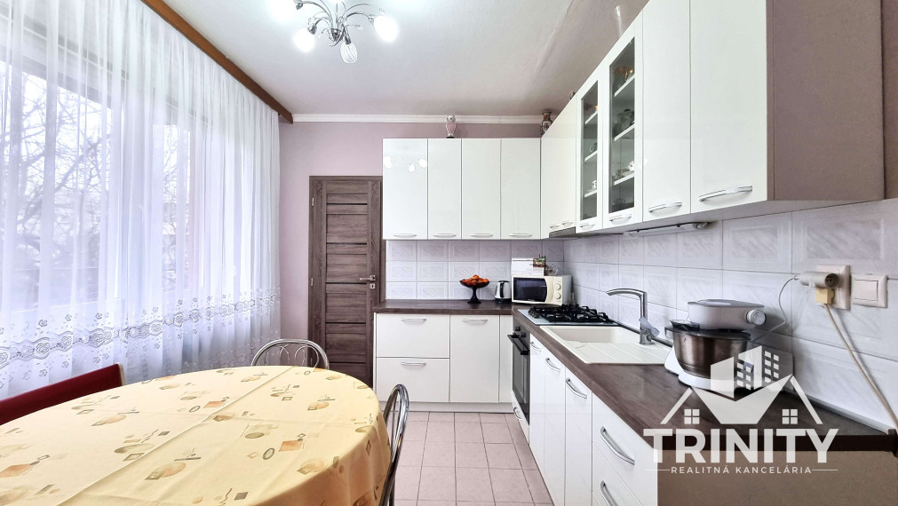 Na predaj veľký 3-izbový byt s balkónom v meste Nové Zámky