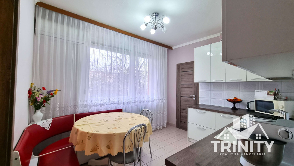 Na predaj veľký 3-izbový byt s balkónom v meste Nové Zámky