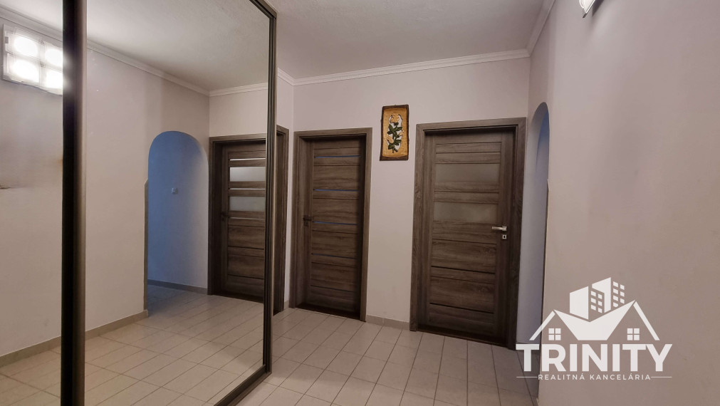 Na predaj veľký 3-izbový byt s balkónom v meste Nové Zámky