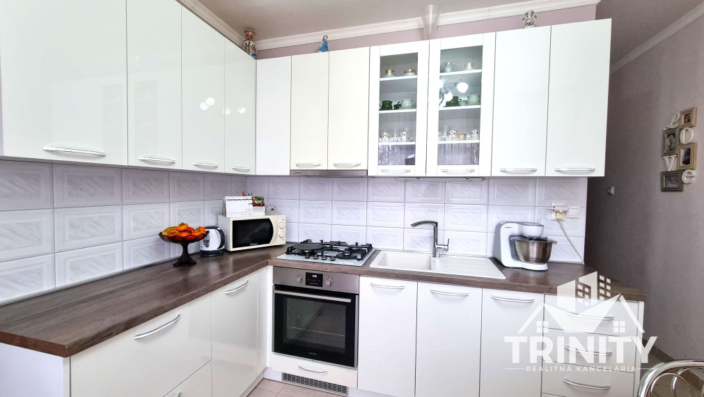 Na predaj veľký 3-izbový byt s balkónom v meste Nové Zámky