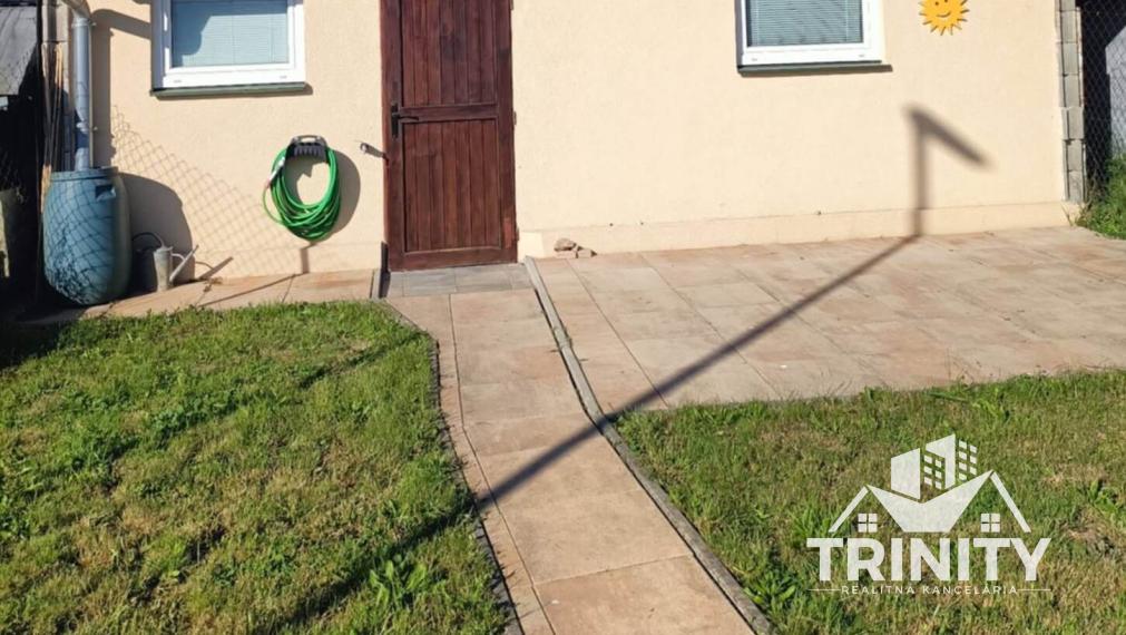 Na predaj moderne zrekonštruovaný 3-izbový byt so záhradou a garážou v meste Nové Zámky