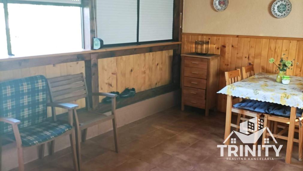 Na predaj moderne zrekonštruovaný 3-izbový byt so záhradou a garážou v meste Nové Zámky