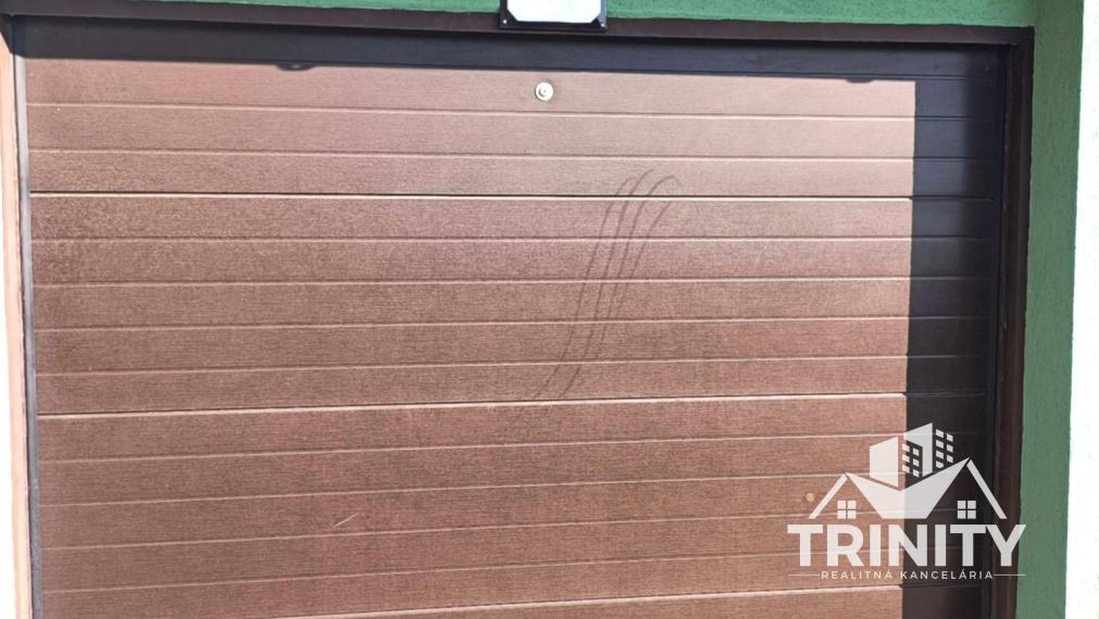 Na predaj moderne zrekonštruovaný 3-izbový byt so záhradou a garážou v meste Nové Zámky