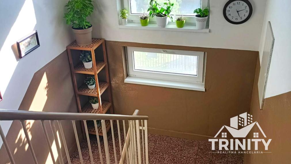 Na predaj moderne zrekonštruovaný 3-izbový byt so záhradou a garážou v meste Nové Zámky