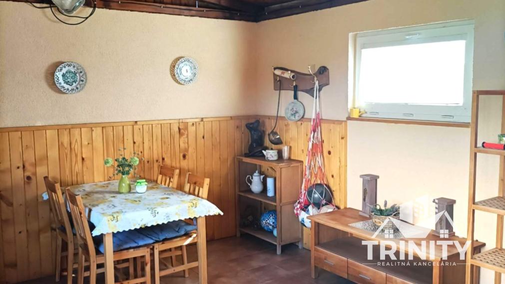 Na predaj moderne zrekonštruovaný 3-izbový byt so záhradou a garážou v meste Nové Zámky