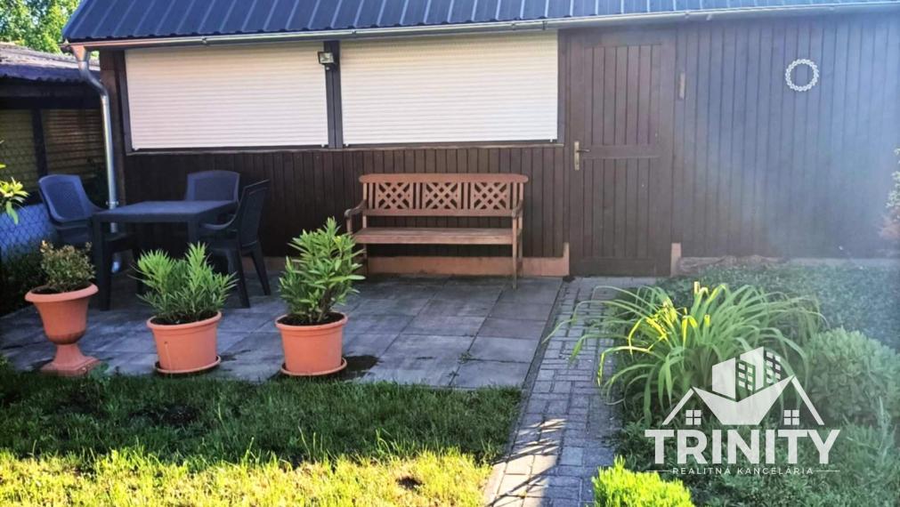 Na predaj moderne zrekonštruovaný 3-izbový byt so záhradou a garážou v meste Nové Zámky