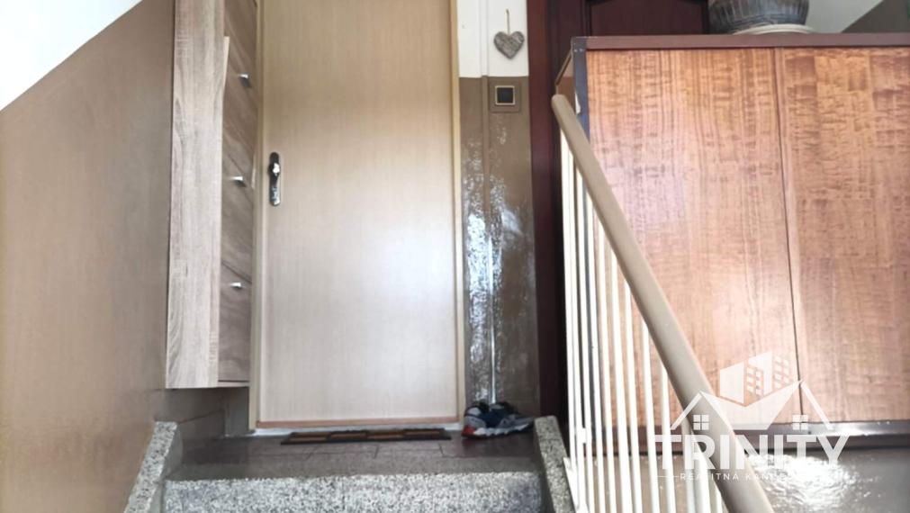 Na predaj moderne zrekonštruovaný 3-izbový byt so záhradou a garážou v meste Nové Zámky