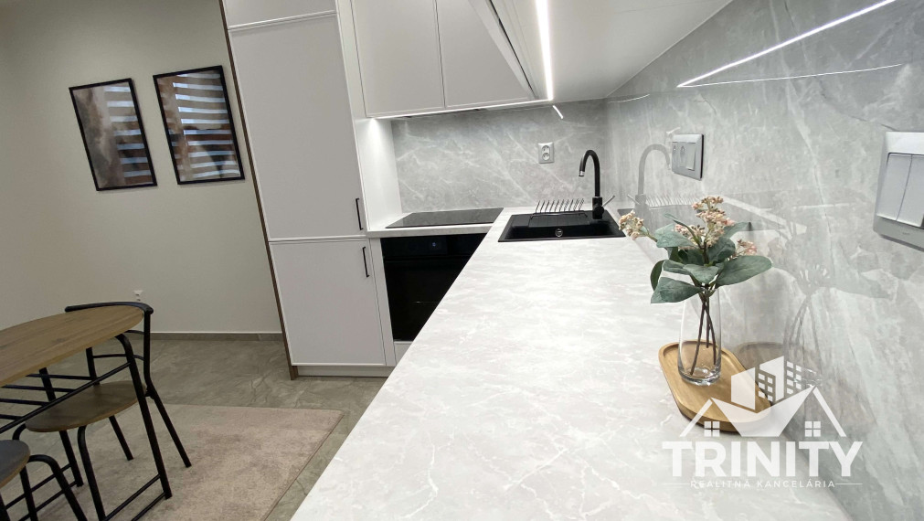 Na prenájom moderne zrekonštruovaný 1-izbový byt s balkónom v Nových Zámkoch