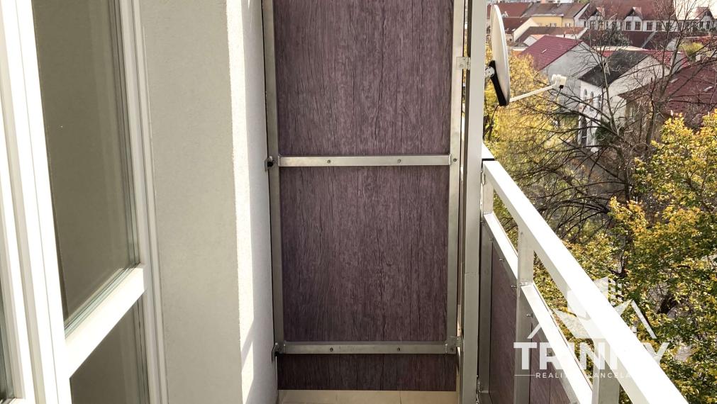 Na prenájom moderne zrekonštruovaný 1-izbový byt s balkónom v Nových Zámkoch