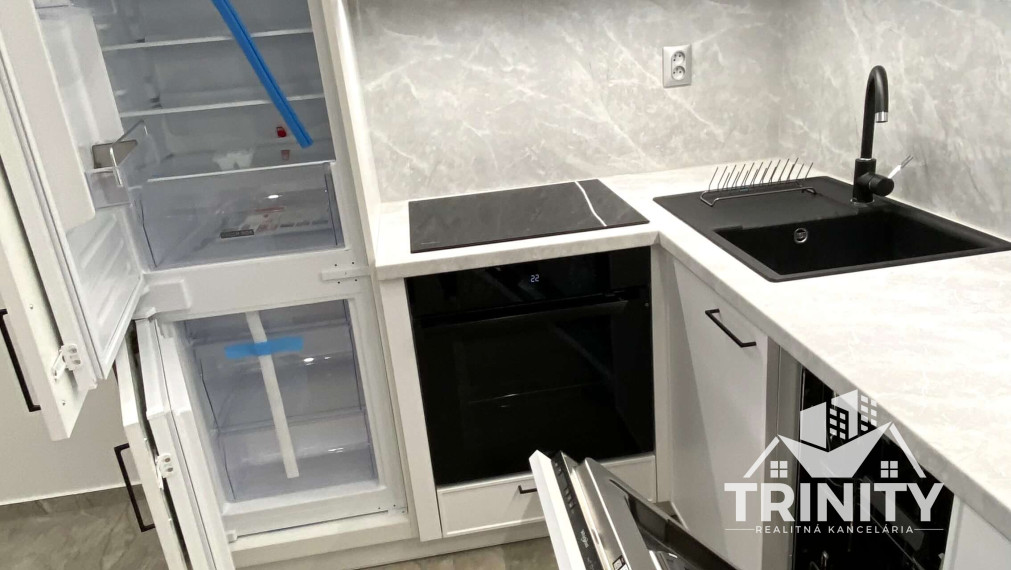 Na prenájom moderne zrekonštruovaný 1-izbový byt s balkónom v Nových Zámkoch