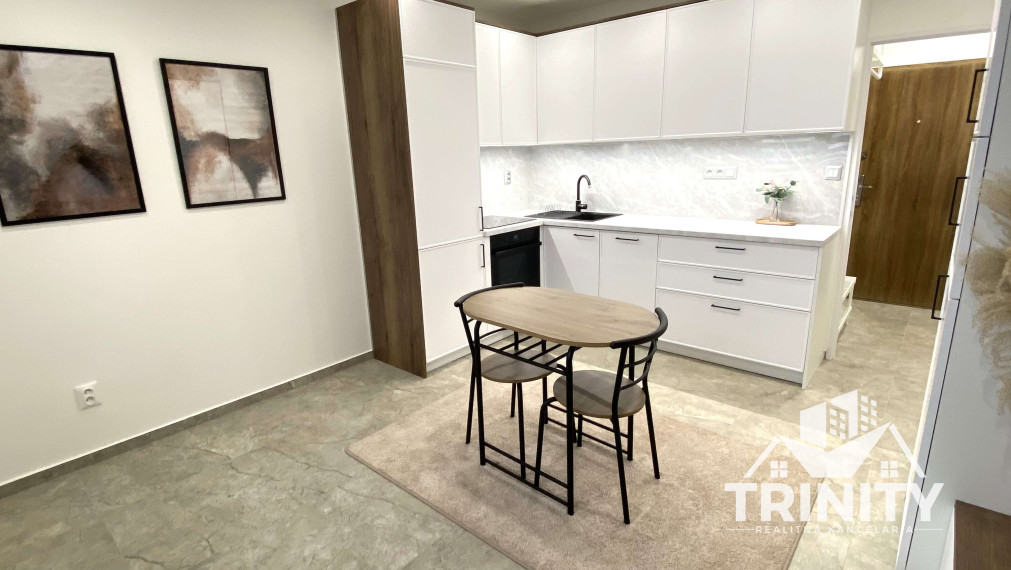 Na prenájom moderne zrekonštruovaný 1-izbový byt s balkónom v Nových Zámkoch