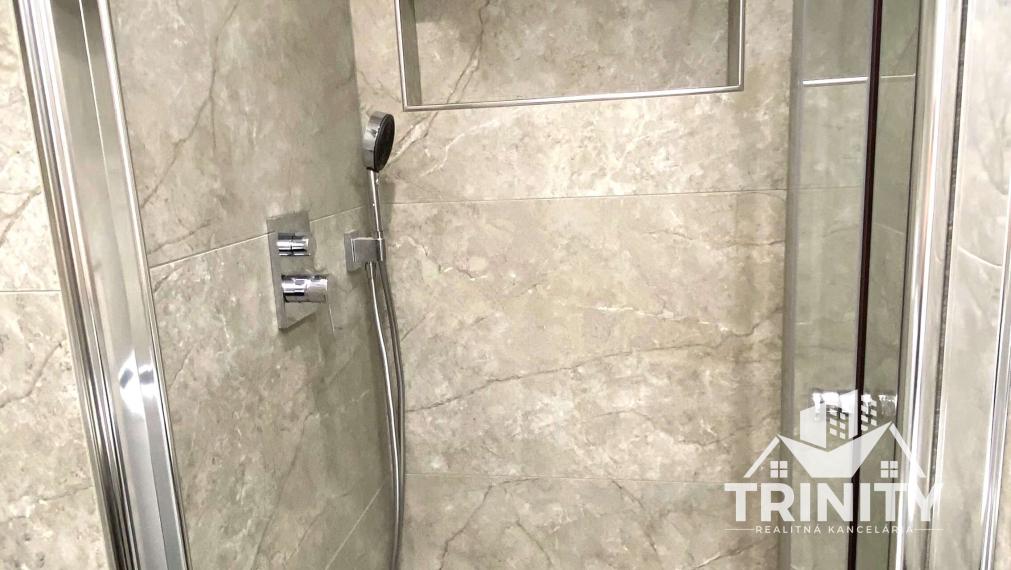 Na prenájom moderne zrekonštruovaný 1-izbový byt s balkónom v Nových Zámkoch