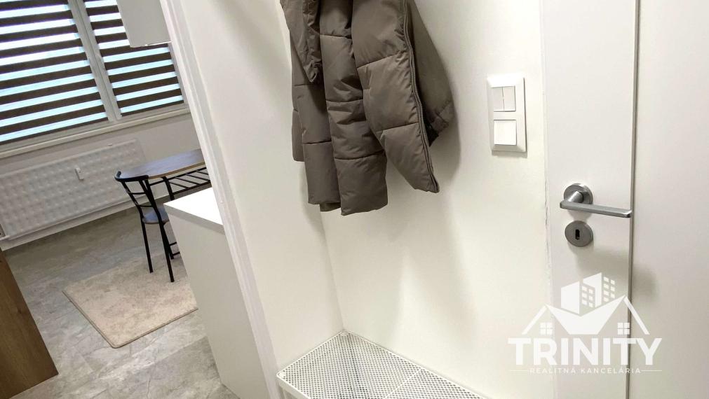 Na prenájom moderne zrekonštruovaný 1-izbový byt s balkónom v Nových Zámkoch