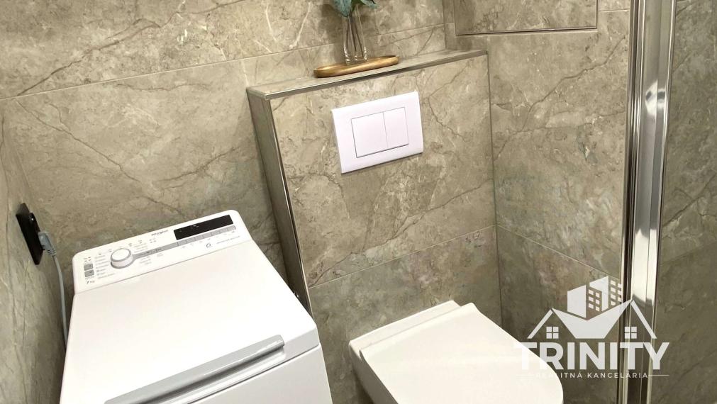 Na prenájom moderne zrekonštruovaný 1-izbový byt s balkónom v Nových Zámkoch