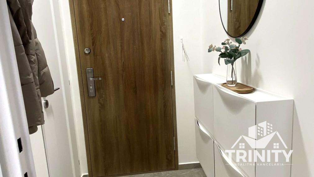 Na prenájom moderne zrekonštruovaný 1-izbový byt s balkónom v Nových Zámkoch