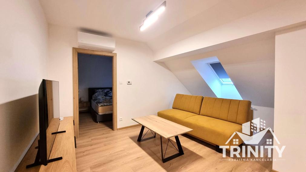 Na prenájom moderne zrekonštruovaný podkrovný 2-izbový byt v Nových Zámkoch