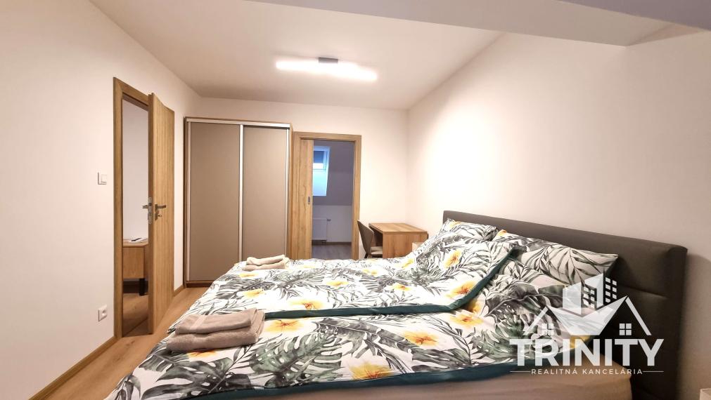 Na prenájom moderne zrekonštruovaný podkrovný 2-izbový byt v Nových Zámkoch