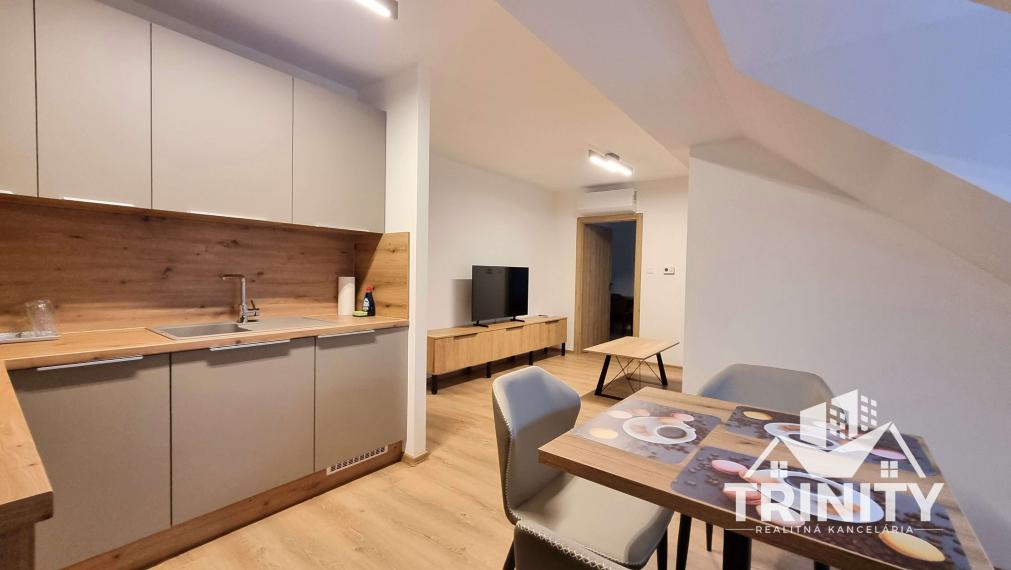 Na prenájom moderne zrekonštruovaný podkrovný 2-izbový byt v Nových Zámkoch