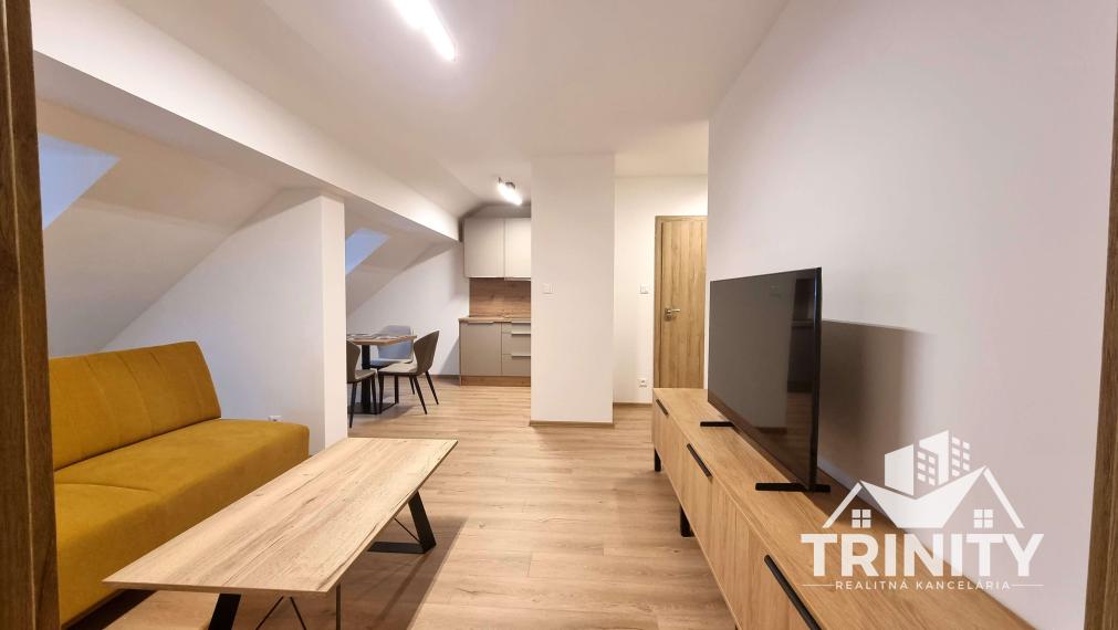 Na prenájom moderne zrekonštruovaný podkrovný 2-izbový byt v Nových Zámkoch