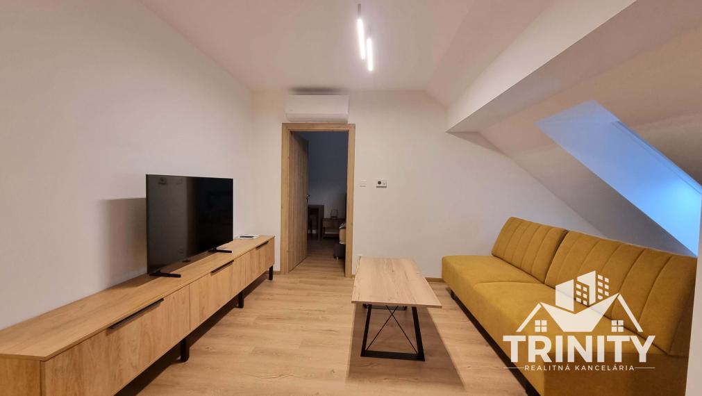 Na prenájom moderne zrekonštruovaný podkrovný 2-izbový byt v Nových Zámkoch