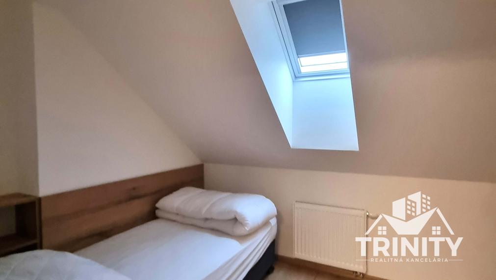 Na prenájom moderne zrekonštruovaný podkrovný 2-izbový byt v Nových Zámkoch