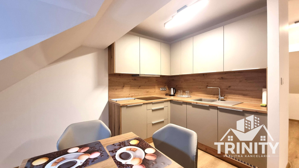 Na prenájom moderne zrekonštruovaný podkrovný 2-izbový byt v Nových Zámkoch