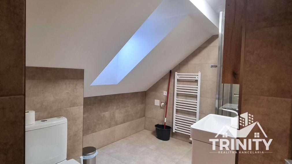 Na prenájom moderne zrekonštruovaný podkrovný 2-izbový byt v Nových Zámkoch