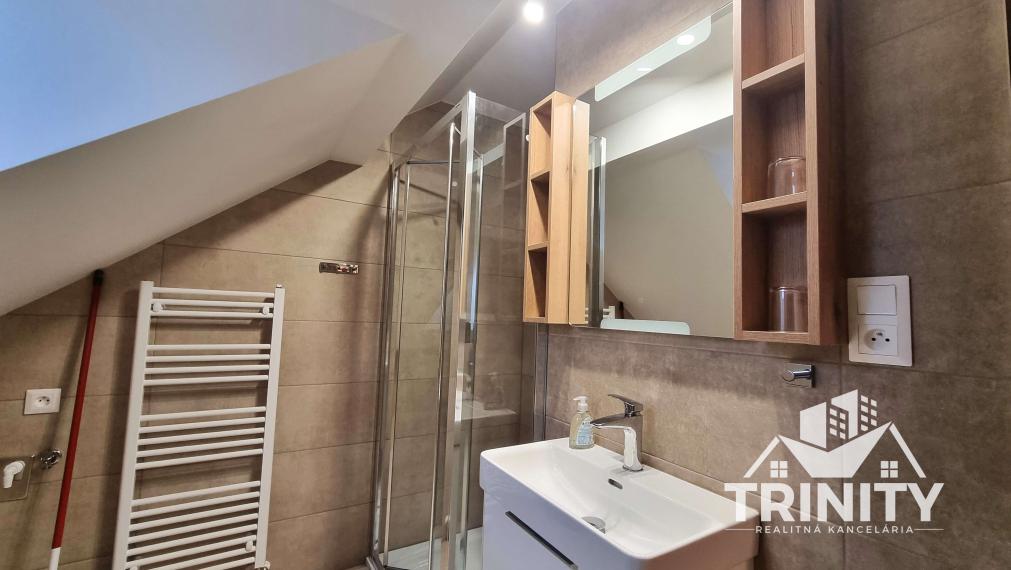 Na prenájom moderne zrekonštruovaný podkrovný 2-izbový byt v Nových Zámkoch