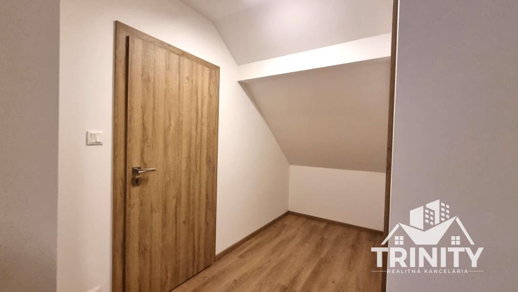 Na prenájom moderne zrekonštruovaný podkrovný 2-izbový byt v Nových Zámkoch