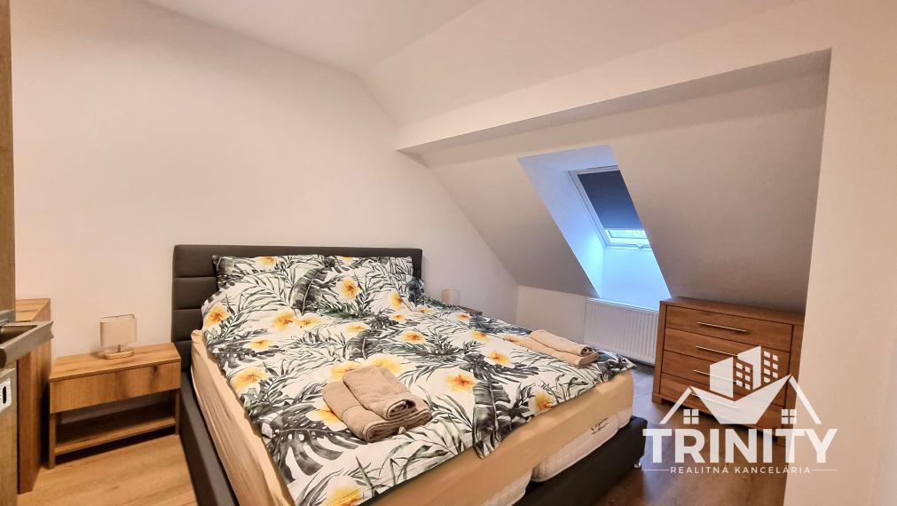 Na prenájom moderne zrekonštruovaný podkrovný 2-izbový byt v Nových Zámkoch